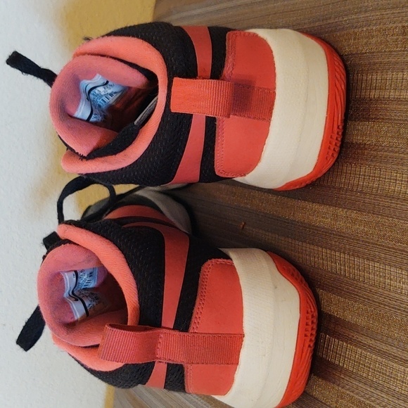 Nike Boys Team Hustle Basketball Shoes - Picture 3 of 6